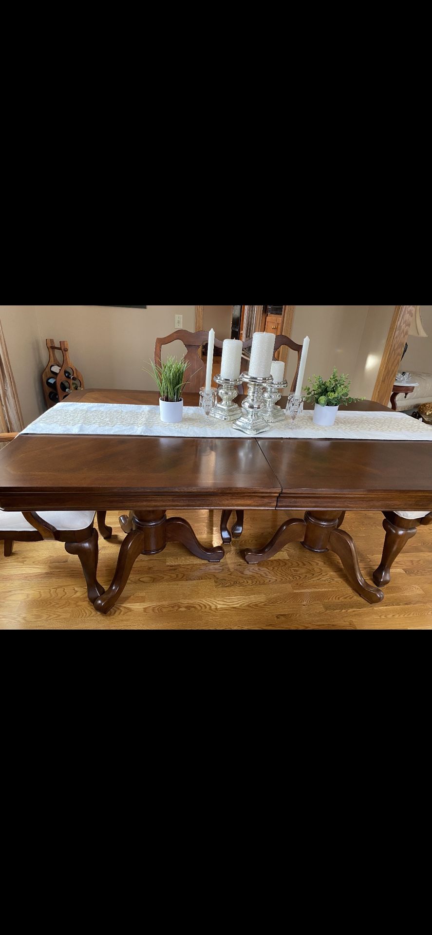 Dining Room Table And Chairs & 2 Leafs