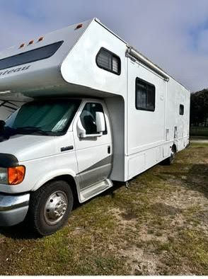 Cozy 2006 Thor Chateau Class C RV – 29ft