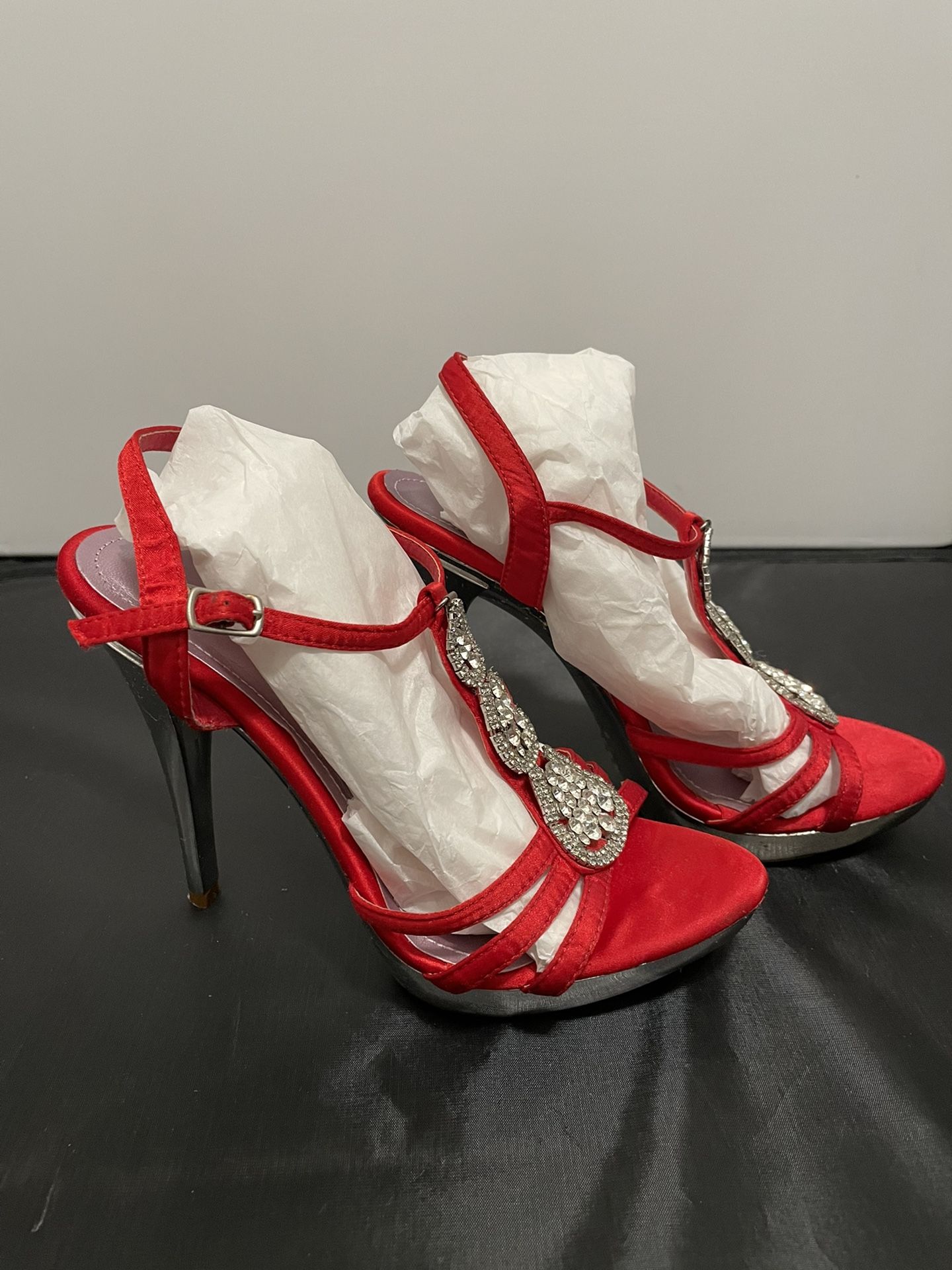 Ladies high heels size 6 heel size 3.5 inches long in excellent condition as seen in pictures.