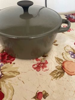 Cast iron Dutch oven. Grey gently used.