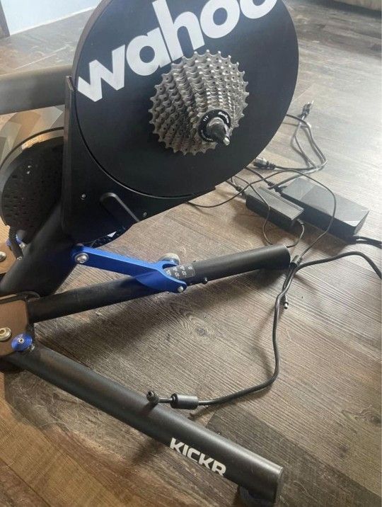 Wahoo Kickr K.O.M Bundle.