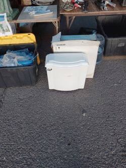 Toilet tank