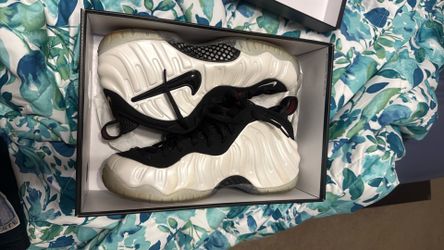 He got game foams . Size 10 in men