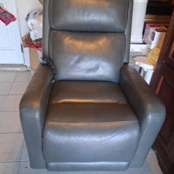 NICE ..REST ARM POWER RECLINER!! NICE..