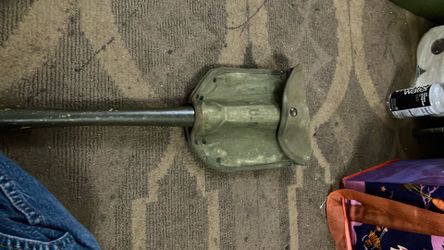 1968 army shovelexcellemt shape !!!