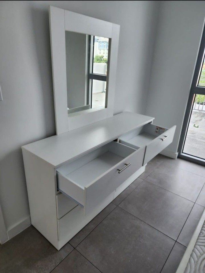 Dresser Whit Mirror **** Brand New