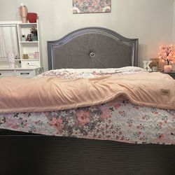 Beautiful Bed Set - Comes With Bed Frame , Dresser , Nightstand 