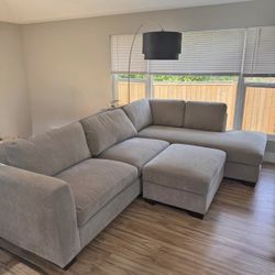 Thomasville Walsen Sectional with Storage Ottoman