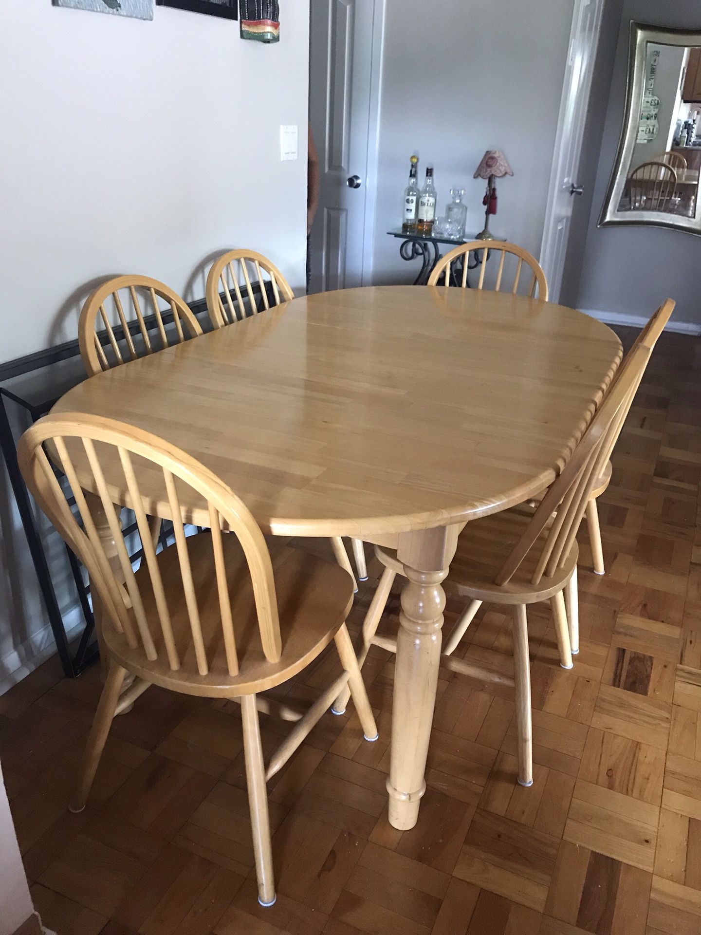 Kitchen table with removable leaf insert and 6 chairs