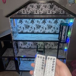 Huge Barbie House + Barbie’s/accessories