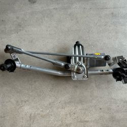 OEM 98100-AT000  MOTOR & LINK ASSY-W/WPR WINDSHIELD WIPER MOTOR 2023 KIA NIRO