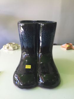 White on black blended boot pot