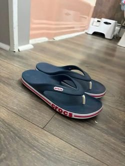Crocs flip flops women -like-new!!
