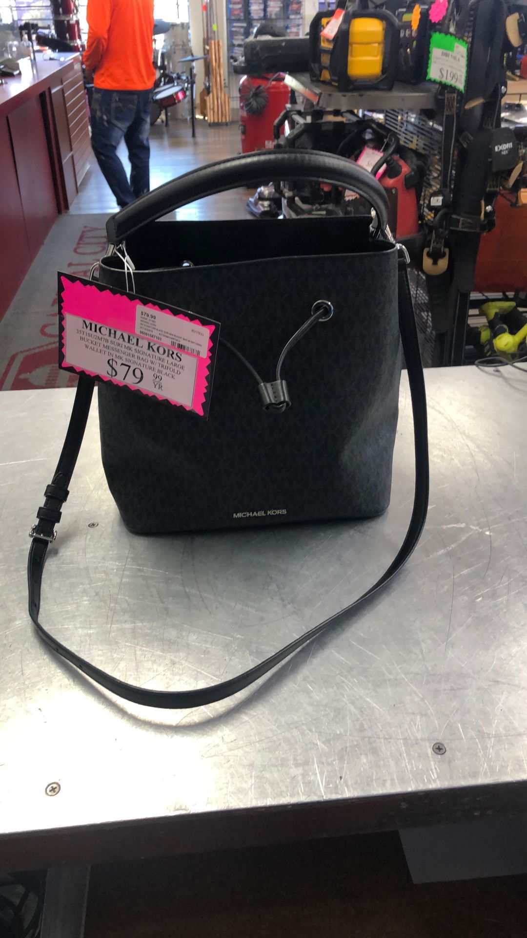 96091 Michael Kors Suri MK Signature Bucket Messenger Bag W/ Trifold Wallet 587103