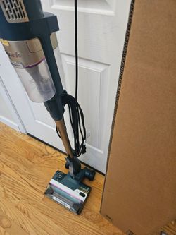 New Cond SHARK VACUUM WITH ATTACHMENT AMAZING POWER SUCTION. WORKS EXCELLENT. In The Box