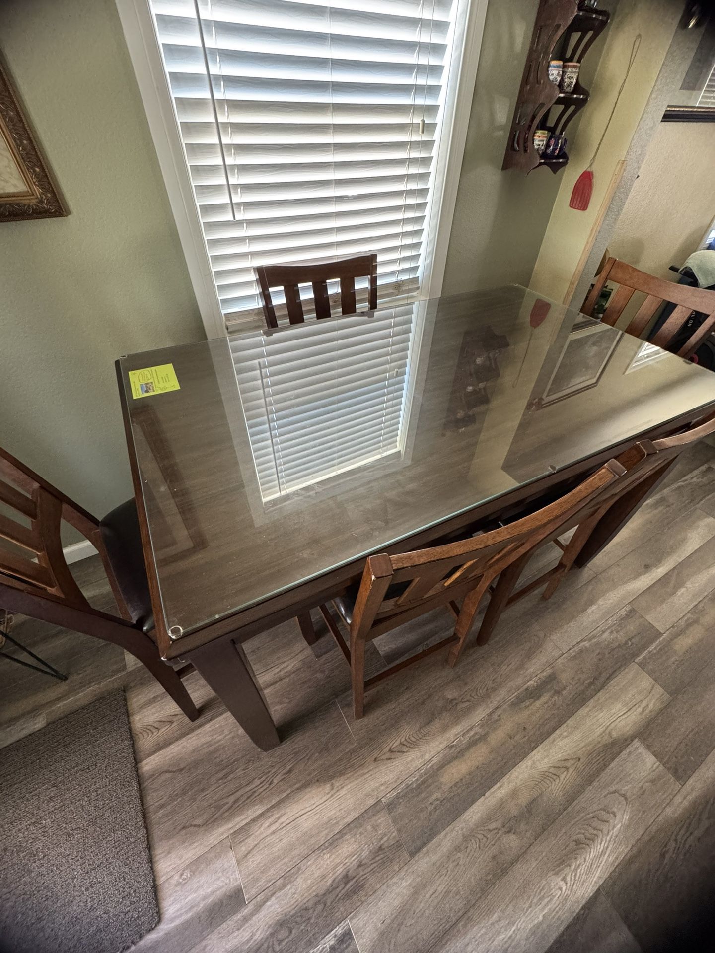 DINING TABLE/KITCHEN