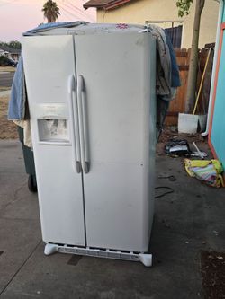 Used, like new Fridgeadaire side by side