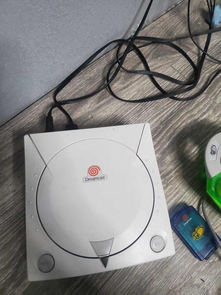 SEGA DREAMCAST With CONTROLLER MEMORY AND VG2 GAME