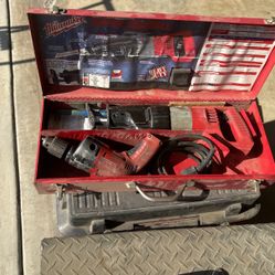 Milwaukee Saw Sal And 1/2” Drill 60 Dls For Both Hablo Español 