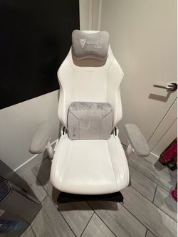 Secretlab TITAN Evo NanoGen™ Hybrid Leatherette (Pure White) + Full Premium Bundle – Pristine Condition  Selling my Secretlab TITAN Evo in Nano