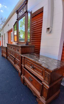 Marble Bedroom dresser set good condition