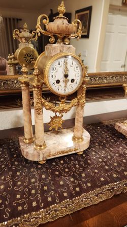 French Mantle Clock With 2 Urns
