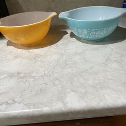 Vintage mixing bowl set. Read description for details and location.