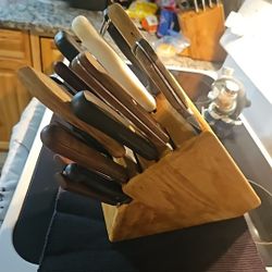 Knife Block With A Variety Of  Good Knives
