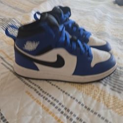 Size 1y Jordan's 1 black and blue