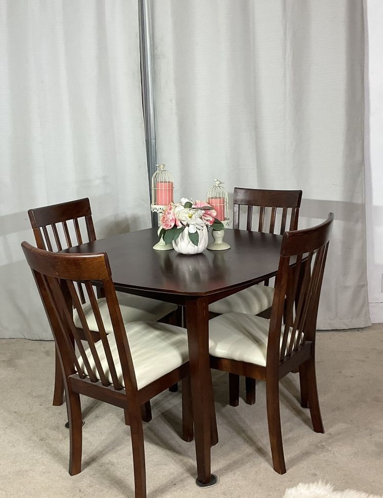 Classic Dining Table With 4 Chairs 