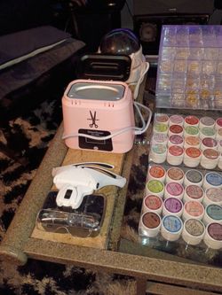 Saviland painting gel,all colors. 4d uv gel, airbrush gun,glasses with diff power lens magnifi, boxes of nails, brushes, air dry table pink like new,