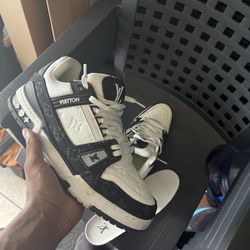Louis Vuitton Trainers - Black - No Box