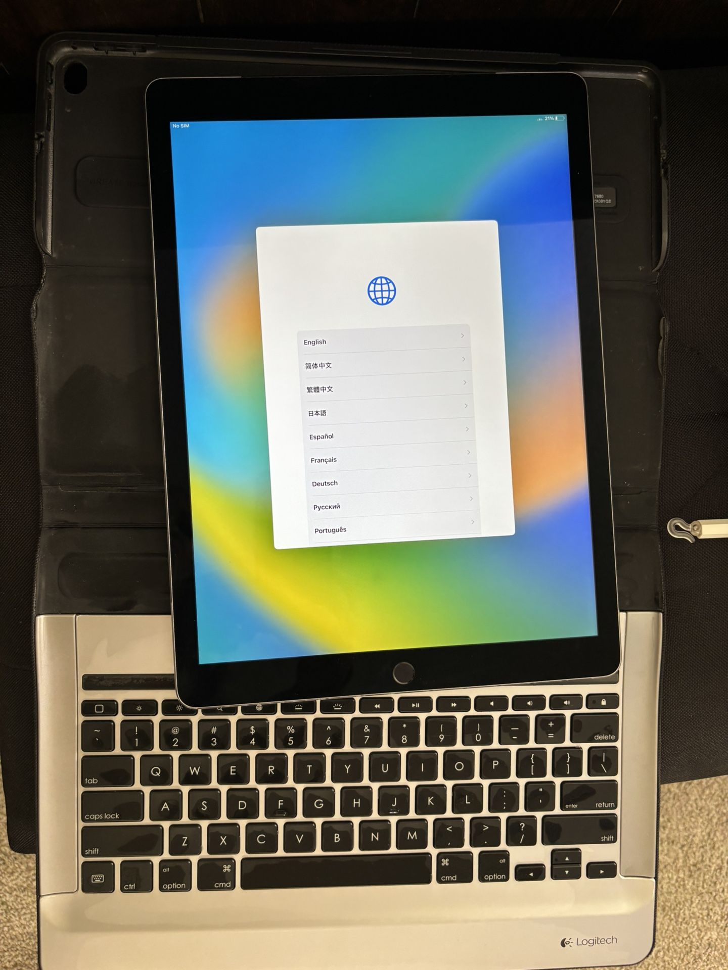 Apple iPad Pro 1st Generation 128g W/Logitech Keyboard