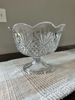 ✨ Elegant Crystal Serving Bowl – Like New ✨