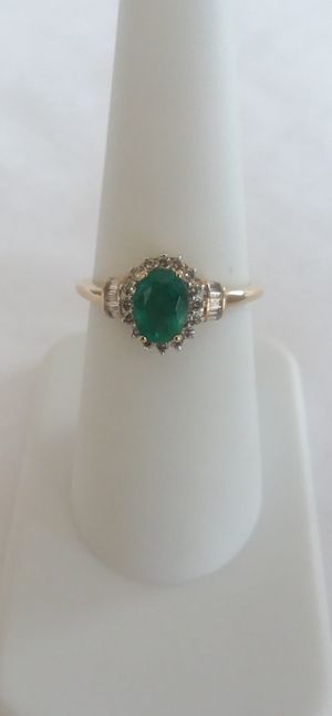 Photo 1.25 carat emerald and diamond ring 10kyg retail price $899 my price only $249! Local pickup or I SHIP through OfferUp