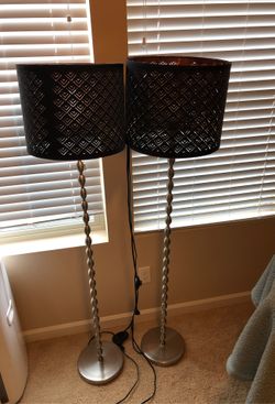 2 lamps with lamp shades.