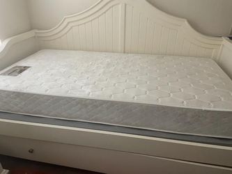 Twin size day bed with trundle
