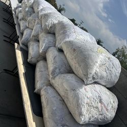 Tengo 17 bolsas de Toalla blanca para mecánico por $300 o 20 cada bolsa