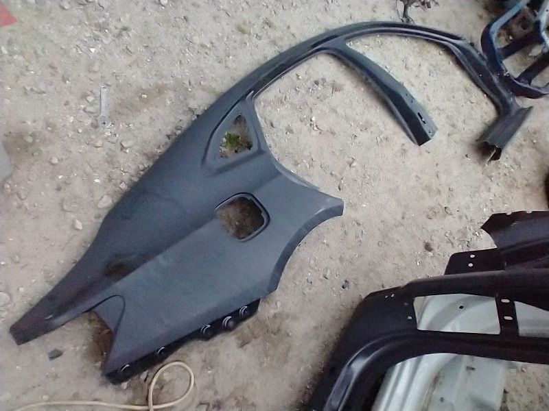 Right Hand GM Quarter Panel And Roof Cap Side Rocker Molding