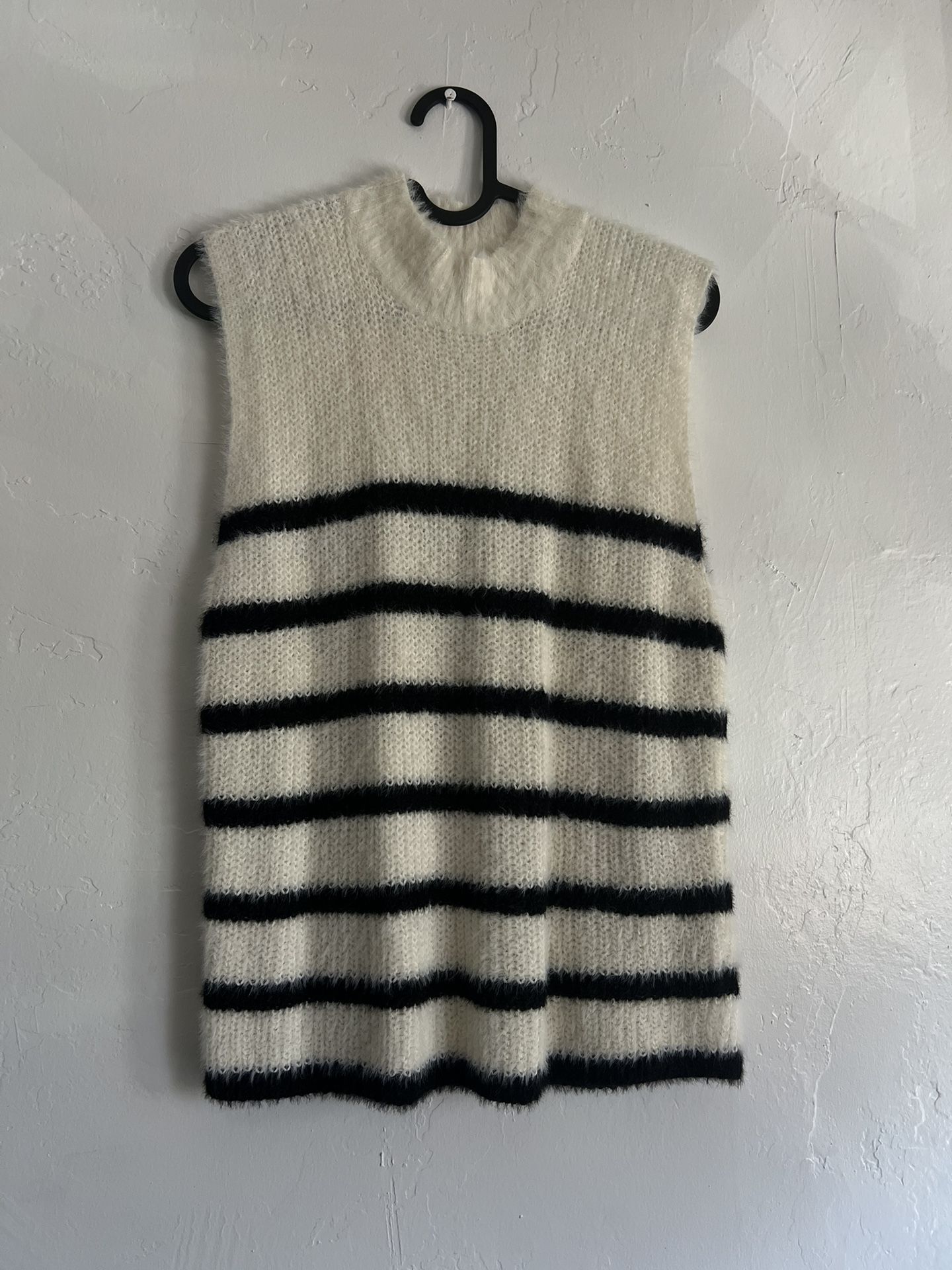 Sweater Vest OLD NAVY BLACK and WHITE