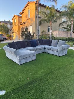 Living spaces couch (like new)