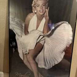 Marilyn Monroe Poster In Frame 24x36”