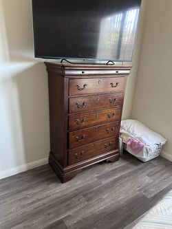 Dresser & Nightstands