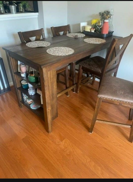 Dining Table with 4 Matching Chairs.