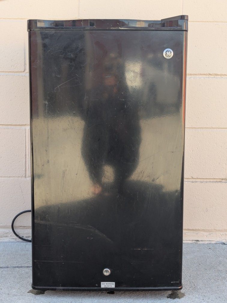 GE Mini Fridge Refrigerator 