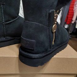 UGG SIZE 6 