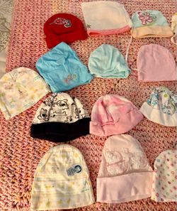 Like new set of 20 caps for babies in cotton material