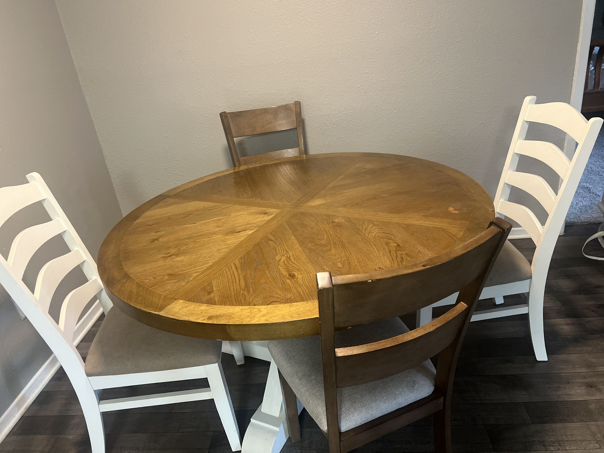 Dining Table Set – Round Wood Table + 4 Chairs – Great Condition!