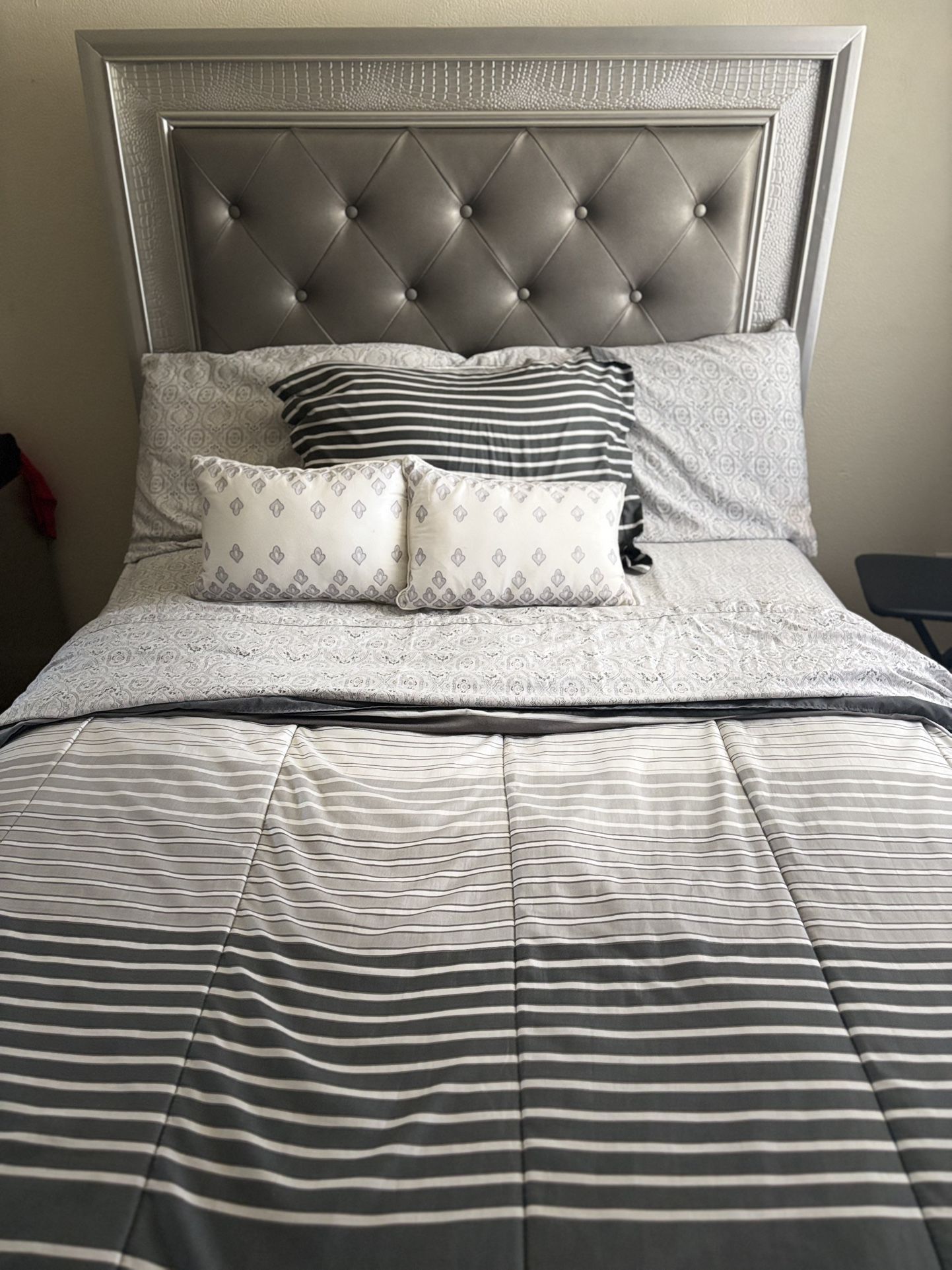 Full Size Set W Dresser, Nightstand And Bedframe (Grey)
