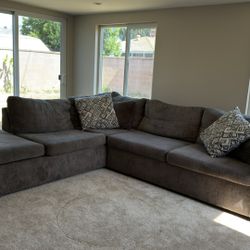 Modern L-Shaped Grey Couch – Like New!